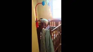 Bebe acrobata Asi es como se cambia de cuna jajaja