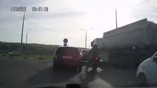 Auto fährt Motorradfahrer an