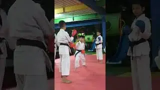 Dboy lagi latihan Kumite.