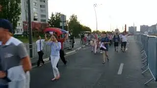 Болельщики идут на стадион со стороны улицы Бетанкура