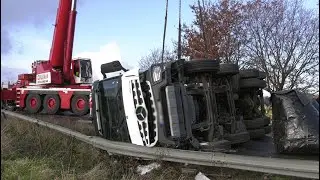 22.12.2022 - Betonmischer stürzt auf die Seite - Bergung mit Kran & Auffangkissen