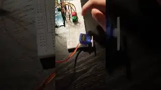 2 buttons controlling a servo