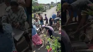 wanita bekerja keras,pembanginan gapura jl mawar 2 desa manjung,barat,magetan,jawa timur