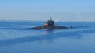 Возвращение с ходовых испытаний большой подводной лодки Б-586 "Кронштадт" проекта 677