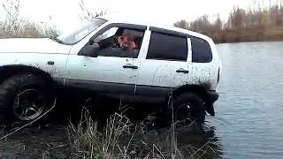 Шевроле нива  в пруду