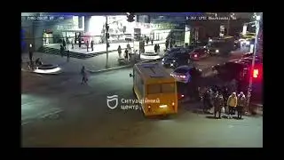 Маршрутка таранит легковой автомобиль