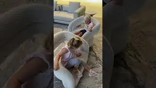 Малыши счастливо крутятся на стульчиках, наслаждаясь моментом. Милое видео! 
