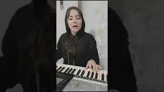 девушка красиво поёт, 