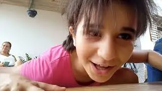 tio e sobrinha brincando de bebos brigando(demos uma queda)