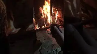 Успокаиваем нервы) треск горящих дров в камине,тишина,гармония,молодое красное вино,атмосфера