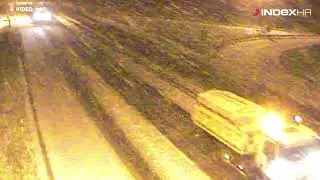 Potpuno bijela autocesta prije prolaska ralice