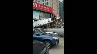 Падение рекламного щита