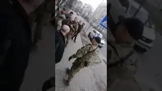 ПОРОШЕНКО.  храбрый мужик материт порошенка не смотря на 10 охраников с автоматами