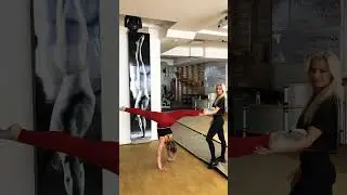 Отработка стойки на руках в шпагате 🤸‍♀️🤸‍♀️