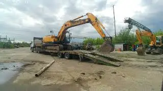 Съезжаю с тралла на гусиничном экскаваторе HYUNDAI 210.