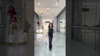 Thử thách catwalk với dây lụa trong trung tâm thương mại | Catwalk challenge with silk ropes in mall