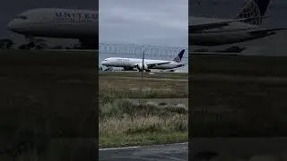 United Airlines 787 ABSOLUTELY BUTTERS IT UP at YMML Melbourne airport #swiss001landing #aviation