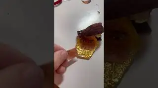 Нагетс кушает