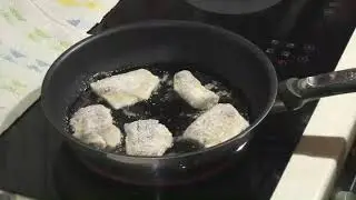 Как пожарить филе карася в манной панировке.