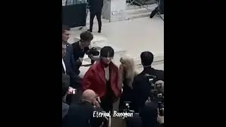 Taehyung interaction with Lisa 