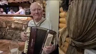 Старинные русские вальсы в исполнении 90-летнего юбиляра на аккордеоне