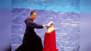 Мастер кунг-фу открывает бутылки