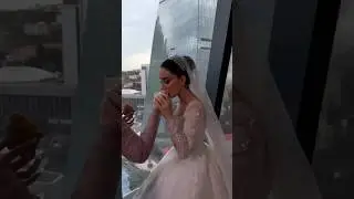 عروسه تاكل كليجه😂