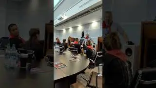 Аудио инженер просвещает молодежь, новое поколение...