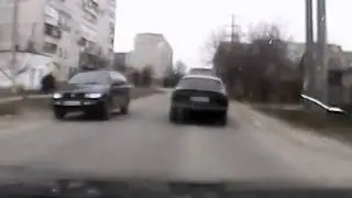 Град ударил по жилому кварталу Мариуполя