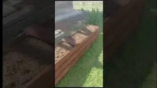 Чем покрасить доски на грядках?