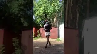 Кроссдрессер гуляет по городу