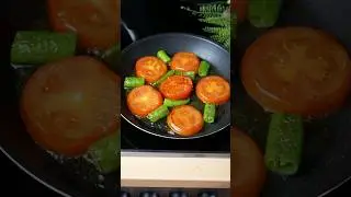 Domates Kahvaltıya 5 dakikada pişirin. Kaşarlı yumurtayı hiç böyle pişirdinizmi! Biber. Yumurta