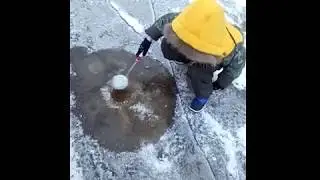 С ребенком на зимней рыбалке