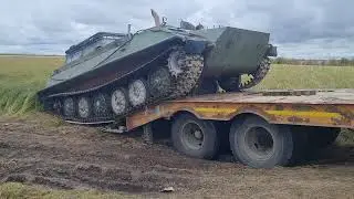 МТЛБ вытаскивает КАМАЗ застрявший в пойме.