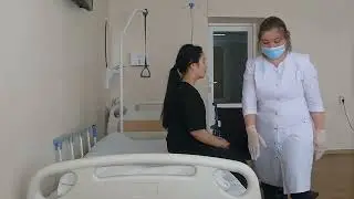 Пересаживание пациента с кровати на кресло каталку