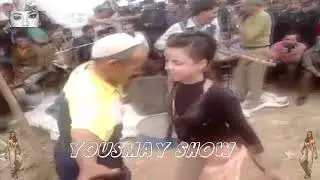 خطير جدا فتاة في مقتبل العمر تراقص رجل في الخمسينيات ما أروع هدا الشيخ  مدهل