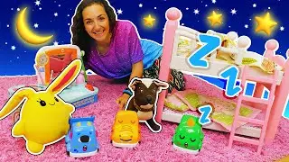 Che cosa bisogna fare prima di andare a nanna? Video per bambini con i giocattoli di peluche