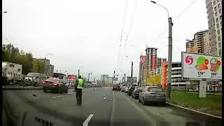 Пытался сбежать от инспектора ДПС, сбили 2 машины!