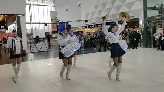 Поздравление с 23 февраля, барабанщицы отжигают в ТЦ.