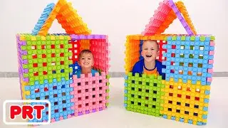 Vlad e Niki brincando com Blocos de brinquedo