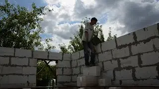Прокинул арматуру и залил бетоном армопояс. ч.-6