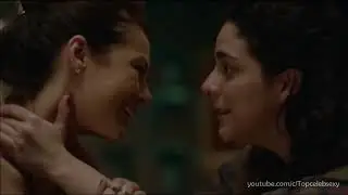 Paolla Oliveira beija uma mulher