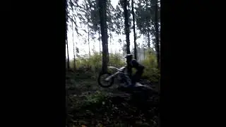 Прыжок через пень в лесу на мотоцикле GR7 #shorts #enduro #эндуро #gr7