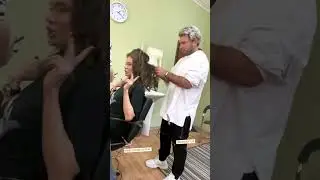 Яна Кошкина и Марина Федункив расчëсывают шерсть