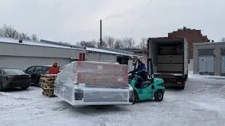 Разгрузка нового контейнера с оборудованием!