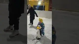 Учится кататься на коньках в 3.5 года :)  