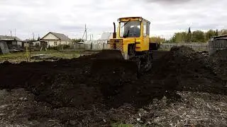 Трактор т 54. Расталкиваем землю по участку