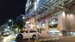 Lagi di Tunjungan Plaza, kira-kira Alvaro mau ngapain ya???