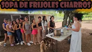 Sirviendo esta rica sopa de frijoles charros mexicanos😋.