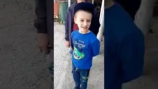 Артём и Максим катаются верхом на лошадях